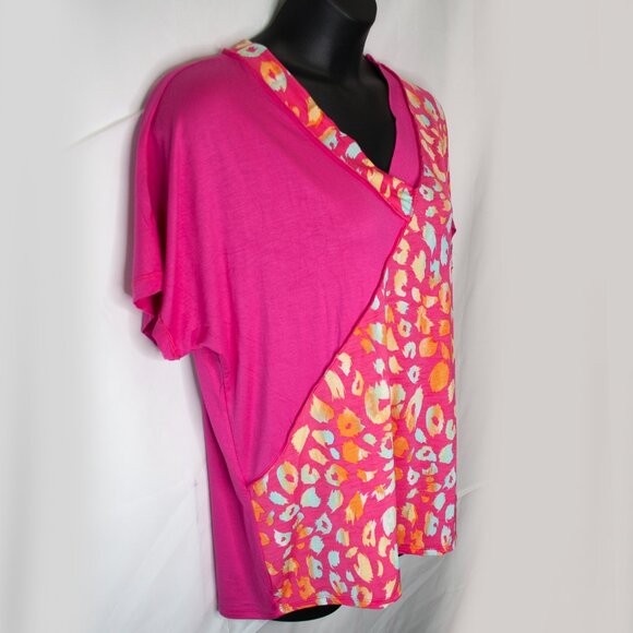 NEW Celeste Animal Print Top Womens L Large Pink Leopard V Neck Rayon Tee QQ06X - Picture 4 of 7